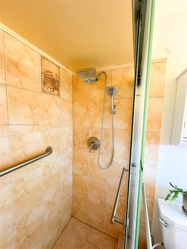 bathroom featuring a tile shower