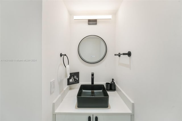 bathroom featuring a sink