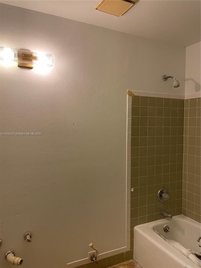 bathroom with tiled shower / bath