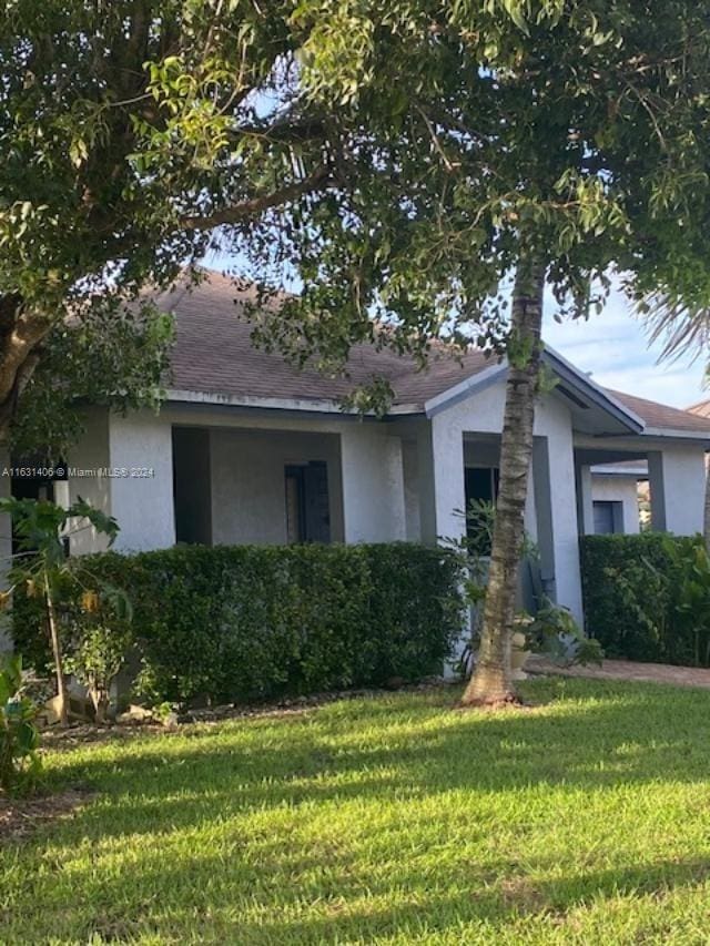 view of front facade with a front yard