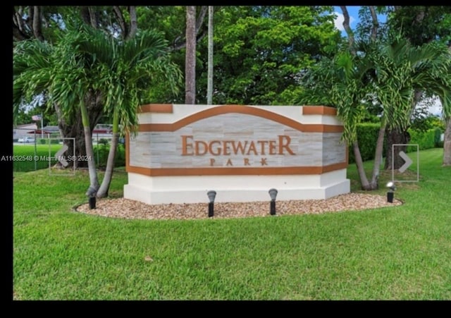 community / neighborhood sign featuring a yard