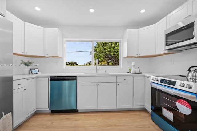 kitchen featuring stove, dishwasher, light wood-type flooring, sink, and refrigerator