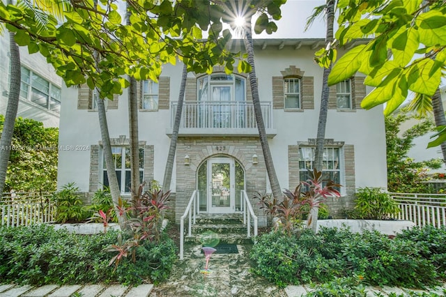 view of front of home featuring a balcony