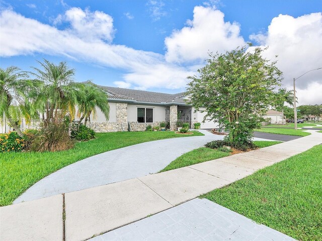 view of front of house featuring a front yard