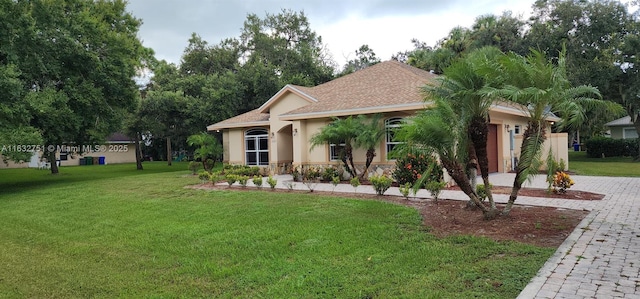 view of front facade featuring a front lawn