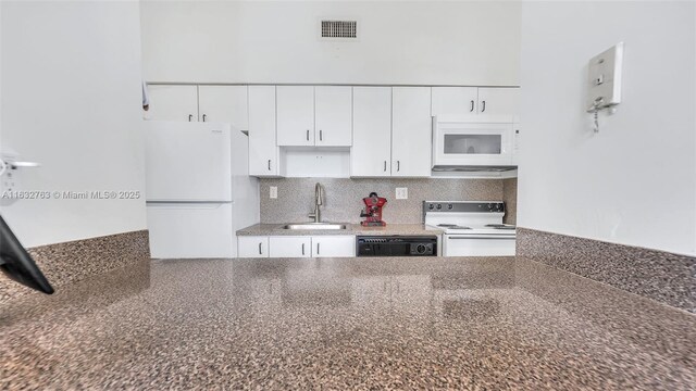 dining space featuring light tile patterned floors and ceiling fan