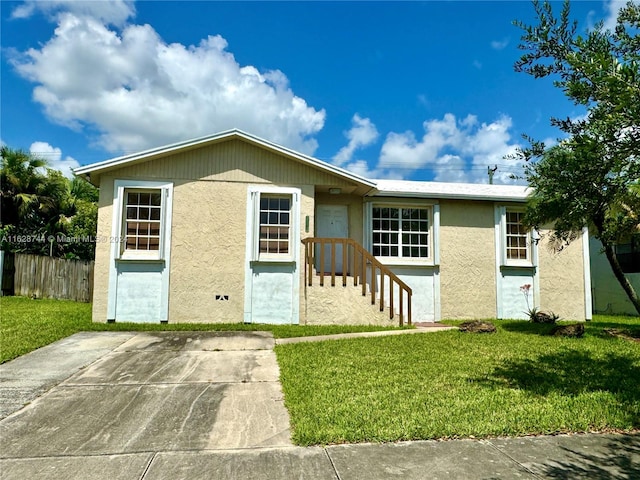 view of front of home featuring a front yard