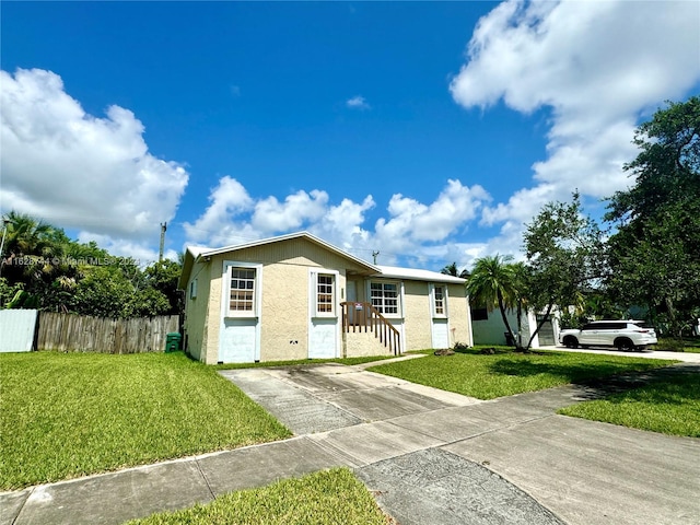 view of front of home featuring a front lawn