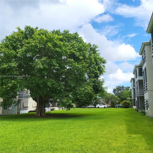 view of yard featuring a balcony