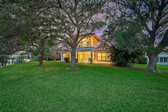 view of front facade with a lawn