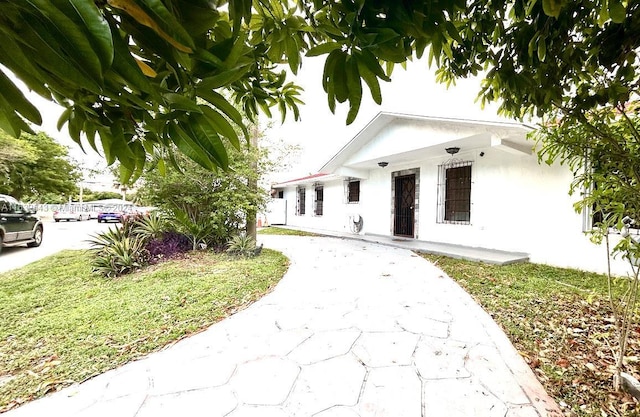 view of front facade with a front yard