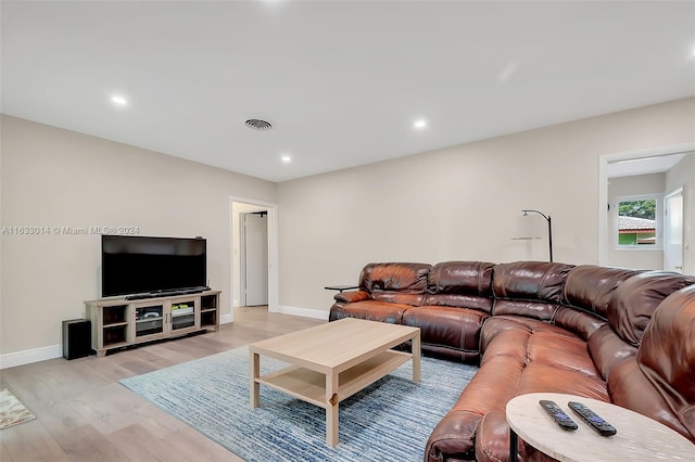 living room featuring recessed lighting, visible vents, baseboards, and light wood-style floors