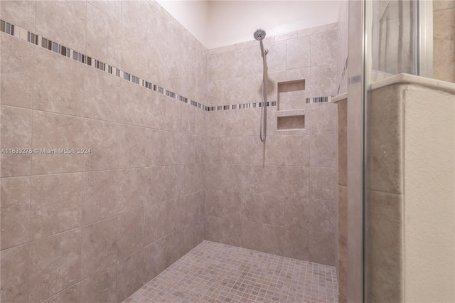 bathroom featuring a tile shower