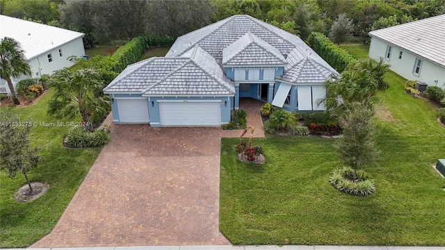 view of front of house featuring a front yard and a garage