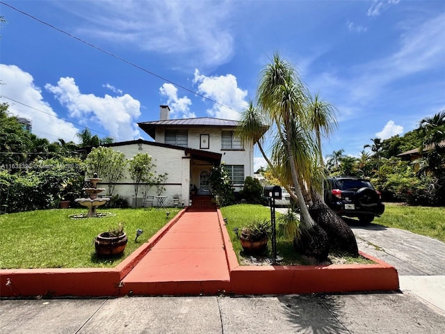 view of front of home featuring a front yard