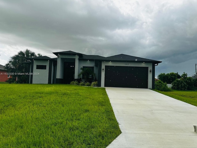 view of front of home featuring a front yard