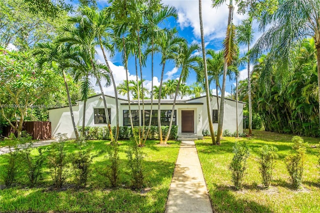 view of front of property featuring a front yard