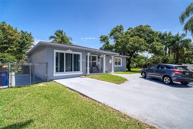 ranch-style house featuring a front lawn