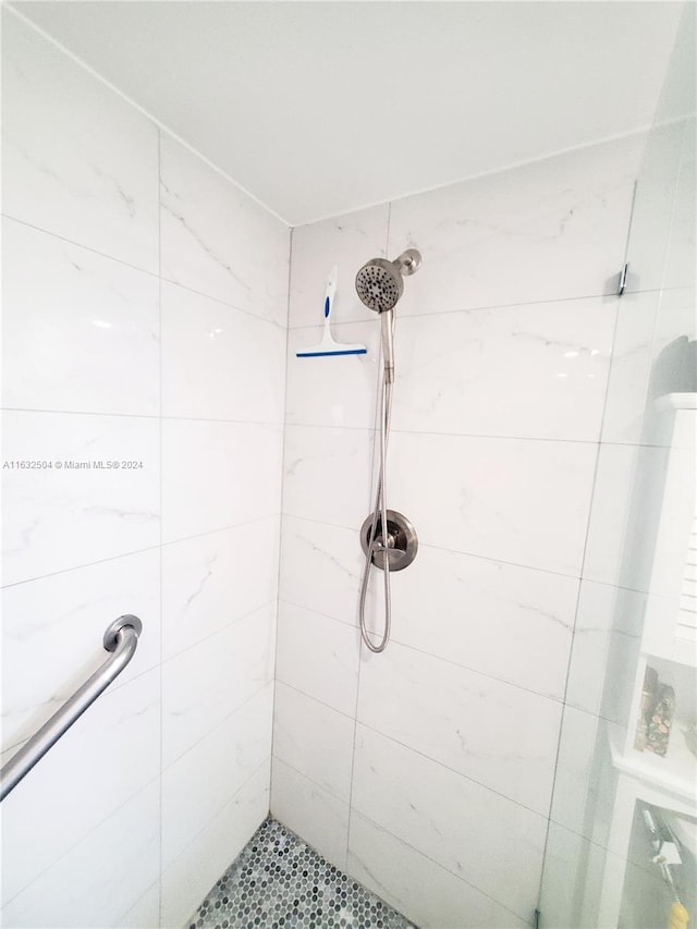 bathroom featuring tiled shower