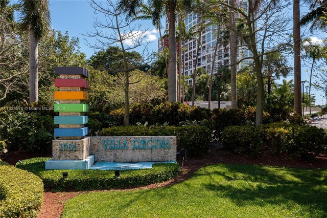 community / neighborhood sign featuring a lawn