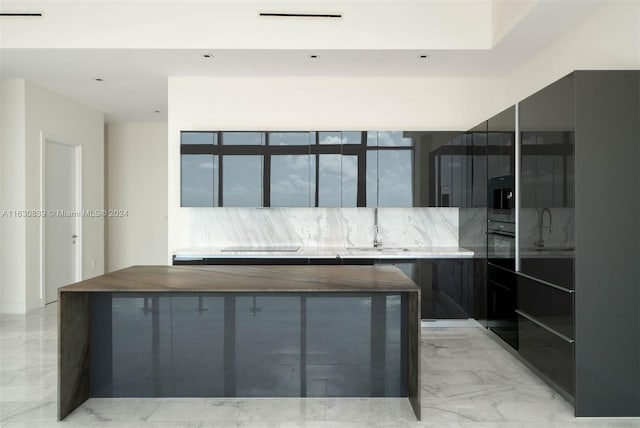 bathroom featuring sink and decorative backsplash