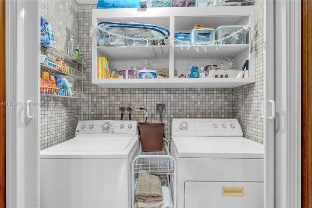 washroom featuring washing machine and clothes dryer