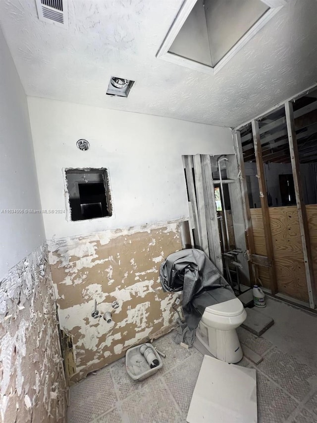 bathroom with a textured ceiling