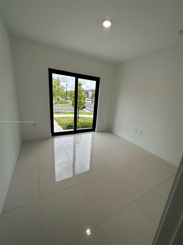 empty room featuring light tile patterned flooring