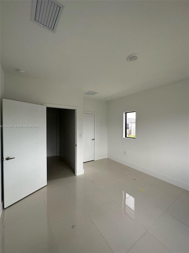 empty room featuring light tile patterned flooring