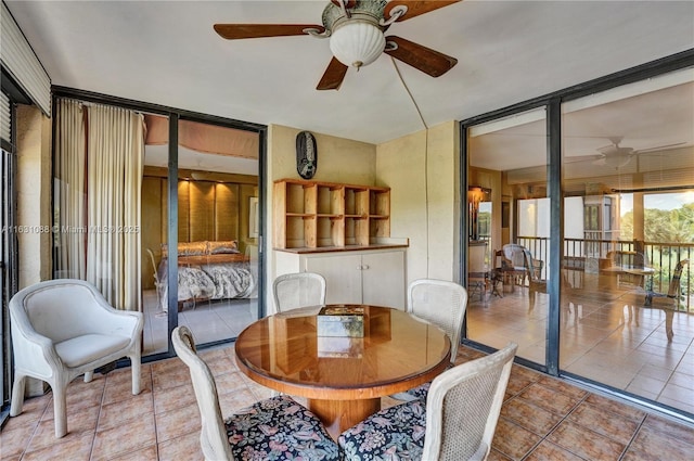 sunroom with ceiling fan