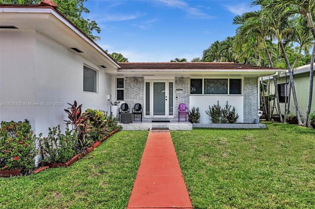 view of front of house featuring a front yard