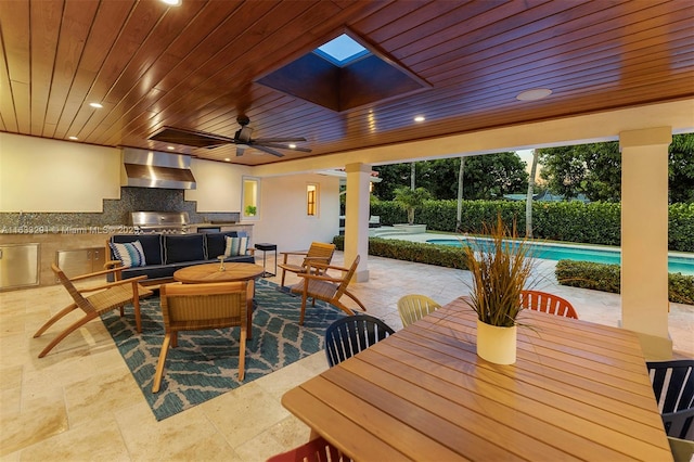 view of patio with outdoor lounge area, a ceiling fan, an outdoor kitchen, and outdoor dining area