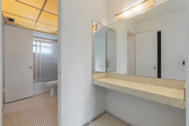 full bathroom with visible vents, toilet, and enclosed tub / shower combo