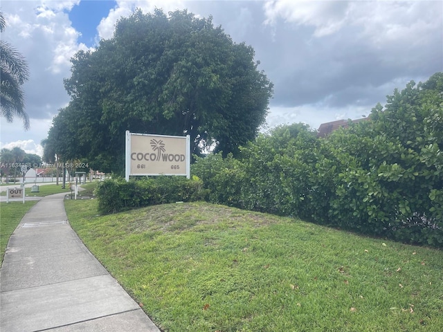 community sign featuring a lawn