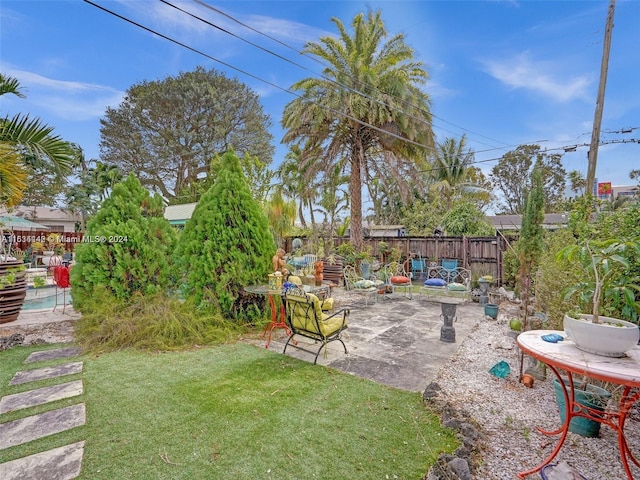 view of yard featuring a patio