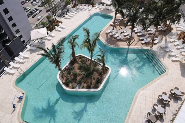 view of swimming pool