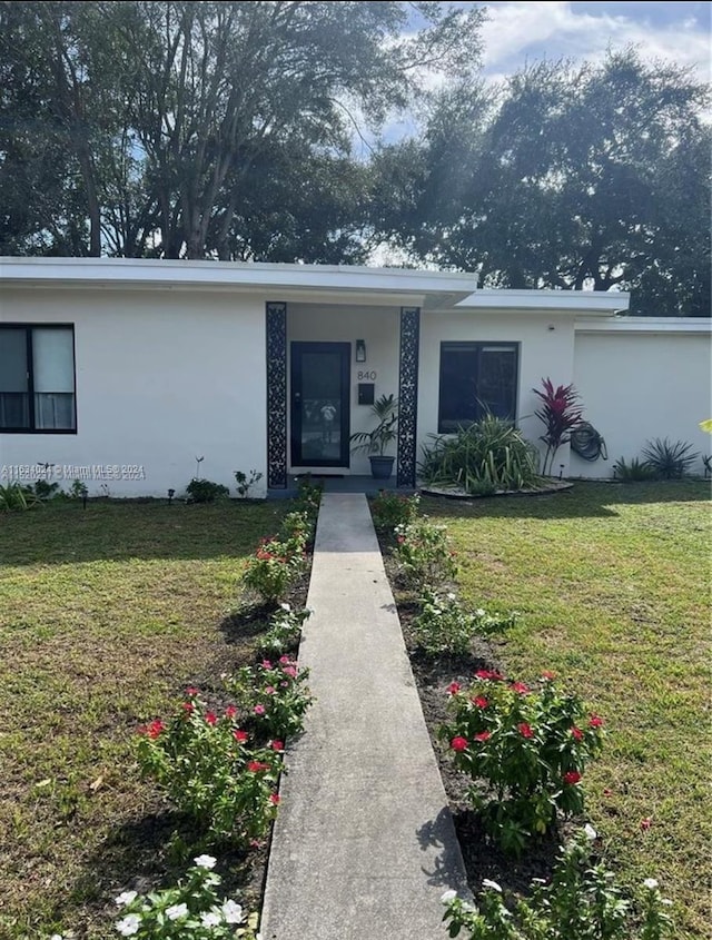 view of front of house with a front lawn