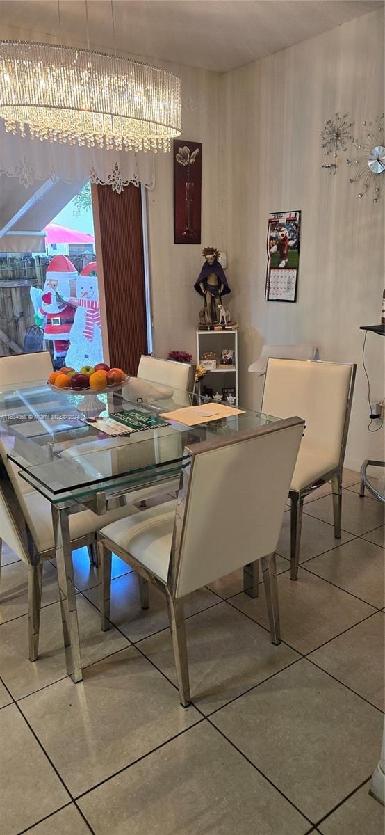 dining space with a notable chandelier