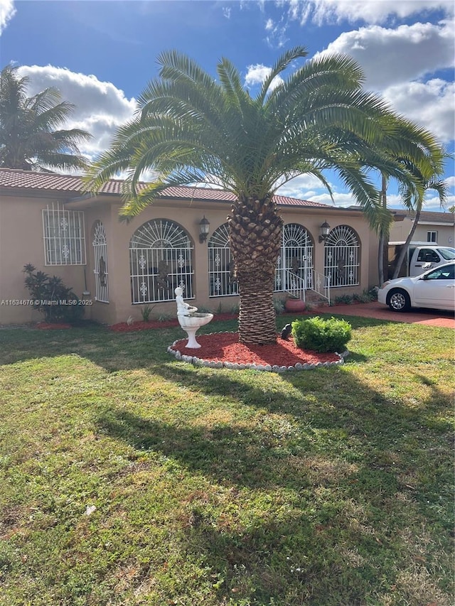 view of front of property featuring a front yard