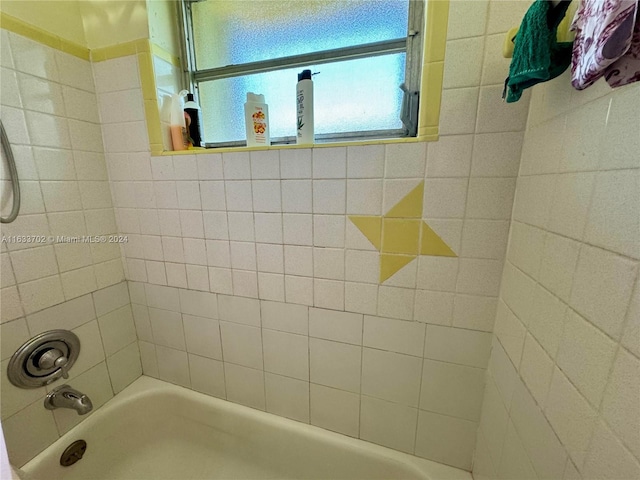 bathroom with tiled shower / bath combo