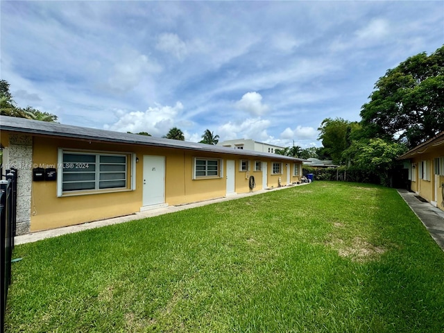 view of front of property featuring a front yard