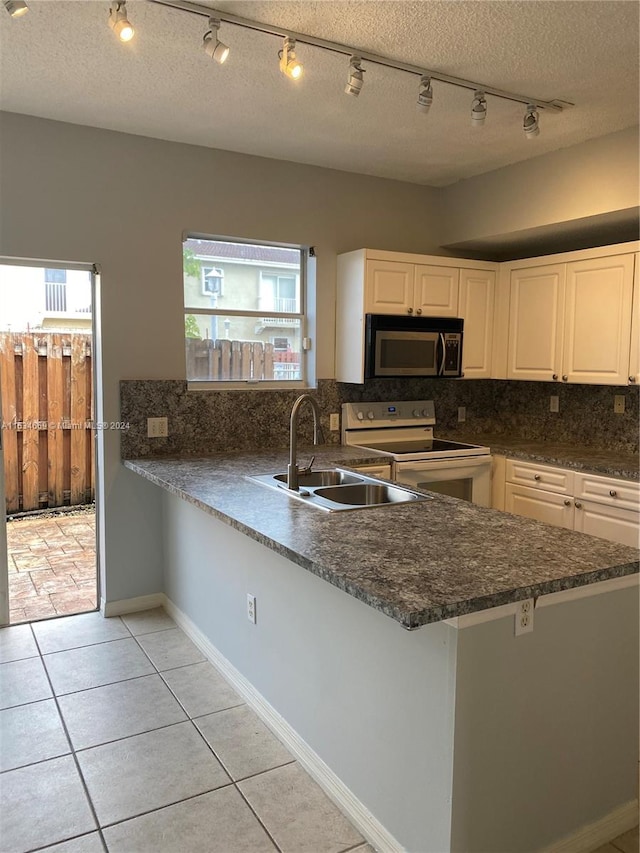 kitchen with sink, electric stove, kitchen peninsula, white cabinetry, and decorative backsplash