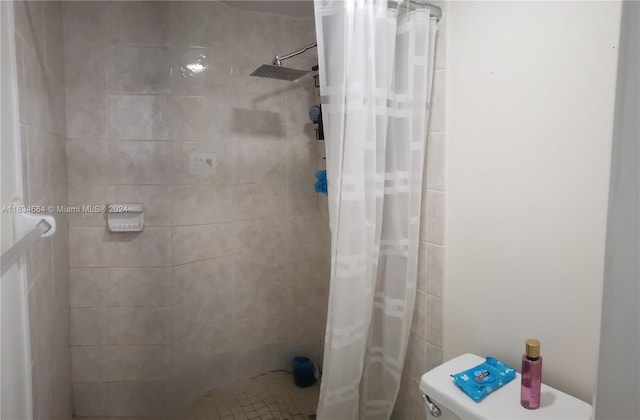 bathroom with a shower with shower curtain and toilet