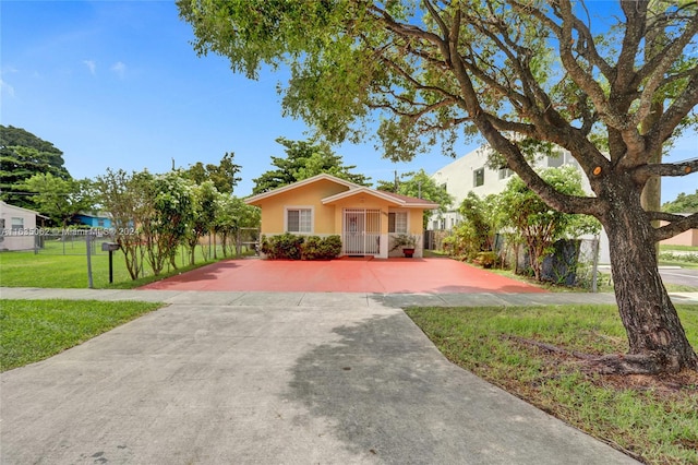 view of front of property featuring a front lawn