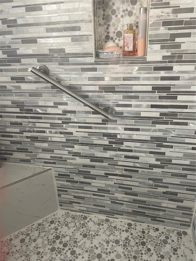 room details featuring tiled shower