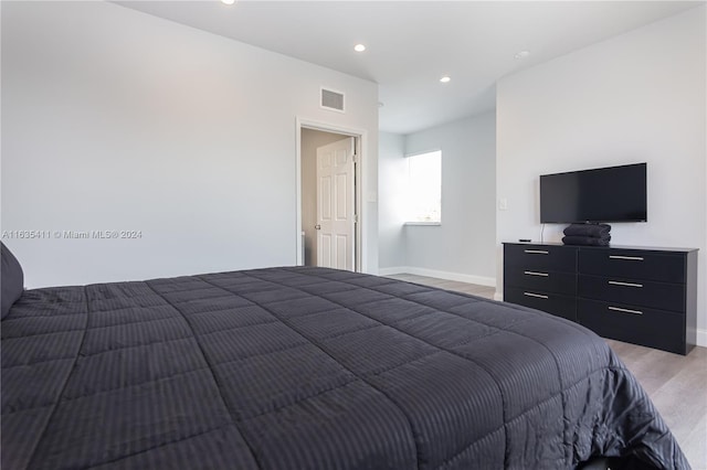 bedroom with light wood-style flooring, recessed lighting, visible vents, and baseboards