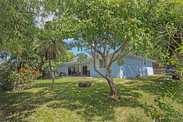 view of yard featuring a patio