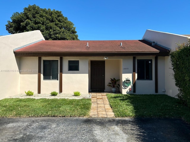 view of front of property featuring a front lawn