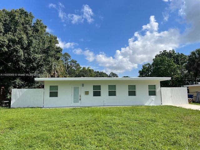 view of front of house featuring a front lawn