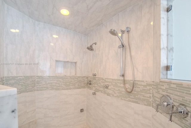 bathroom featuring tiled shower